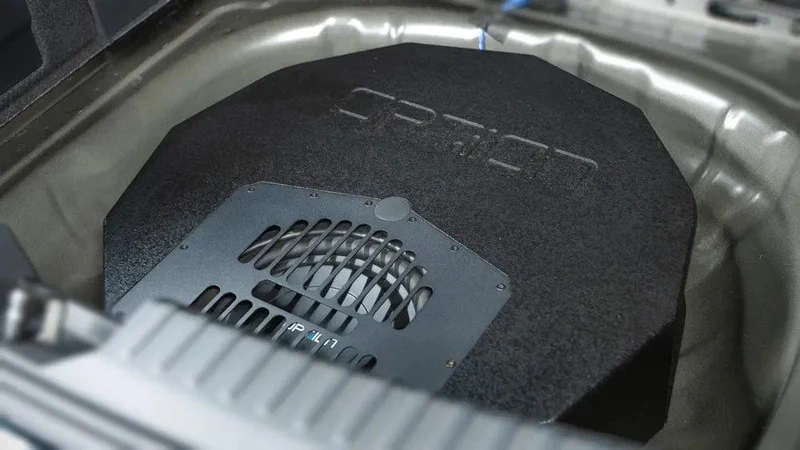 OPTION SET-110 – Seat Leon 5F Beats | Kit Audio DSP V4 avec Haut-Parleurs Front et Subwoofer dans la Roue de Secours